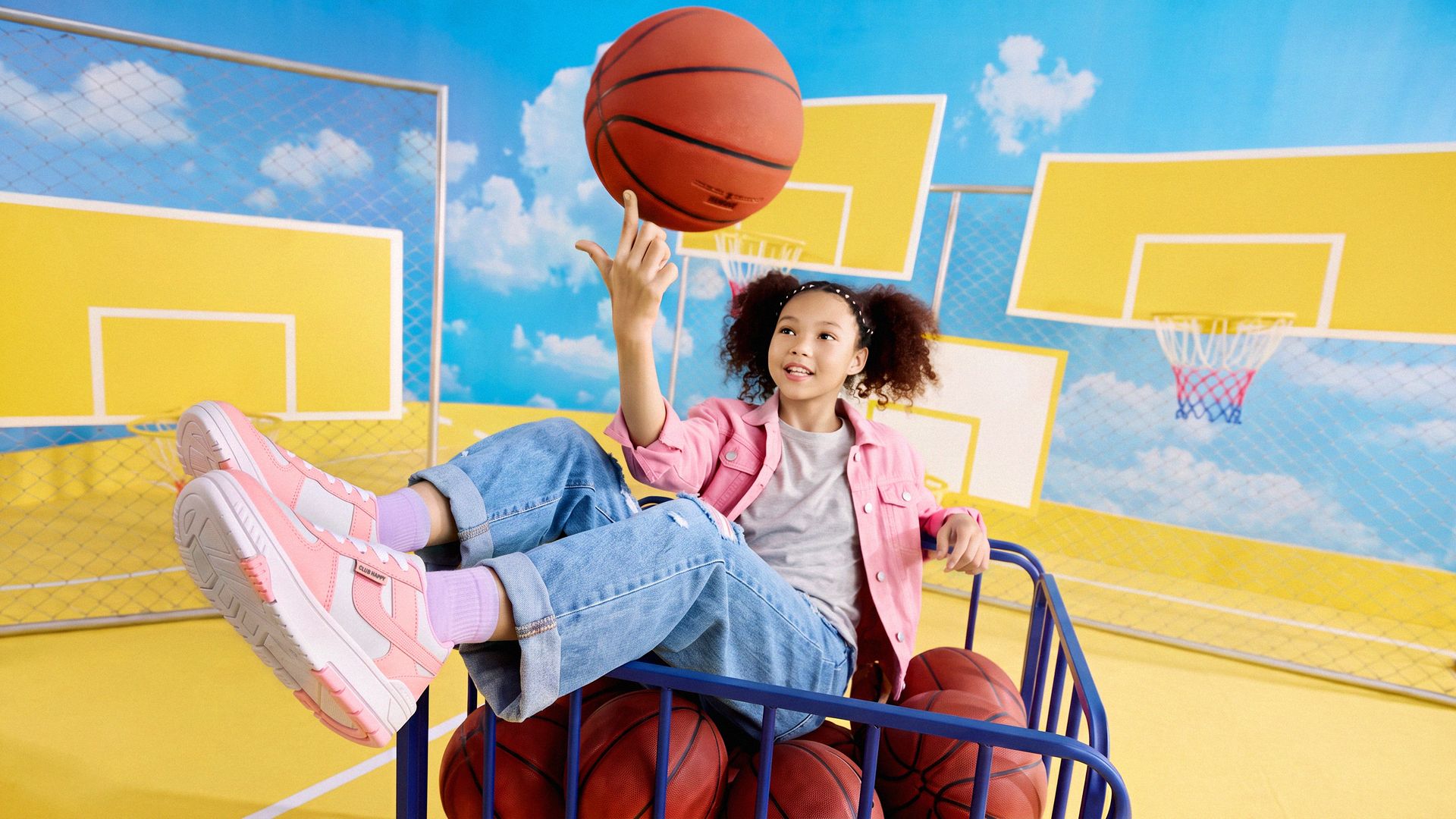 Menina girando uma bola de basquete na quadra